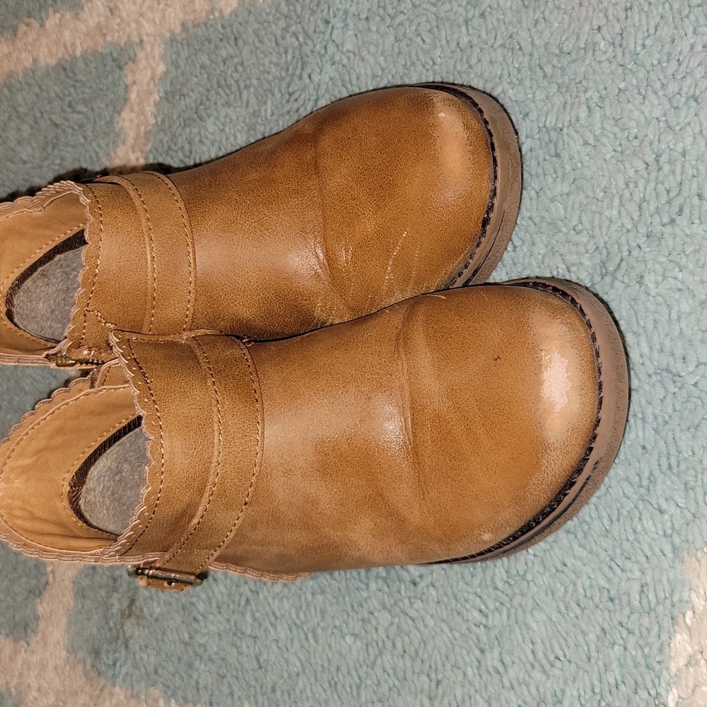Gymboree brown booties. Size 11.